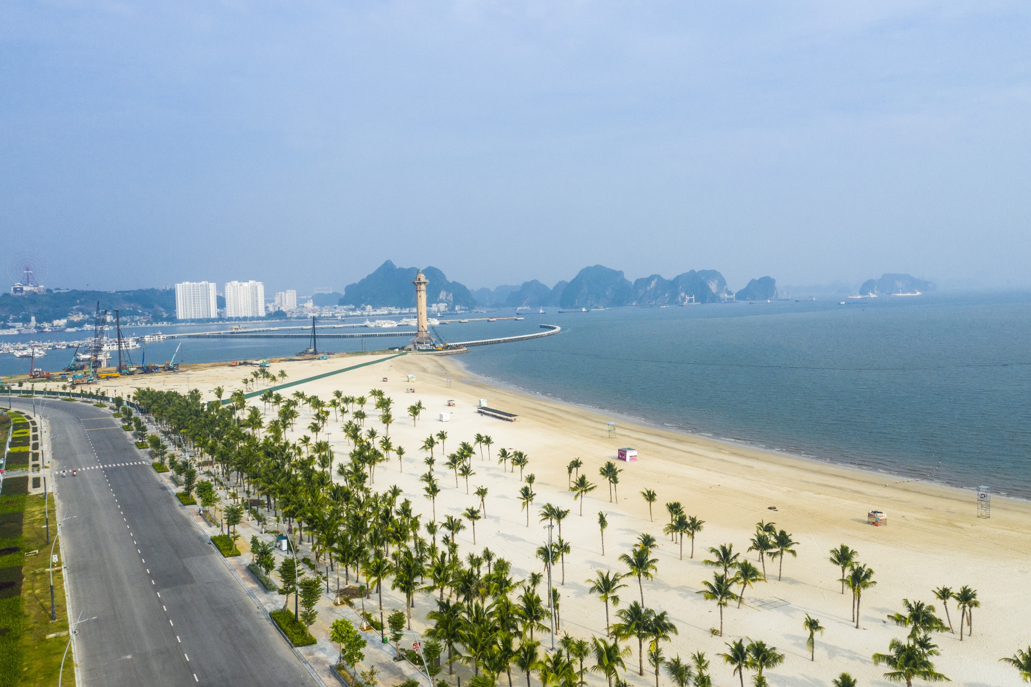 Bãi tắm sôi động giữa lòng thành phố Hạ Long, nổi bật với không khí náo nhiệt và tiện nghi đầy đủ